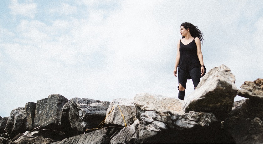 840x460women on a rock