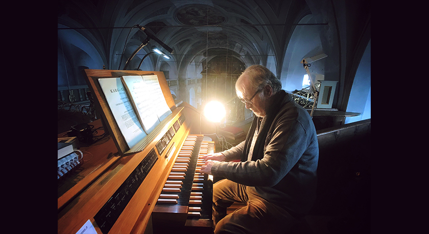 Banner organ player sven read 623761 unsplash