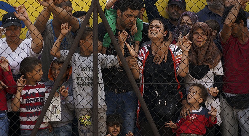 Refugees at train station credit Mstyslav Chernov